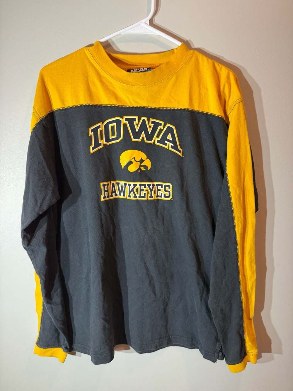 NCAA Iowa Hawkeyes Long Sleeve Colorblock T-Shirt Black Gold Size M